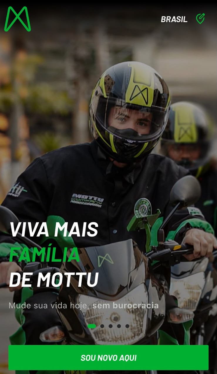 Motoboy Mottu com capacete e moto